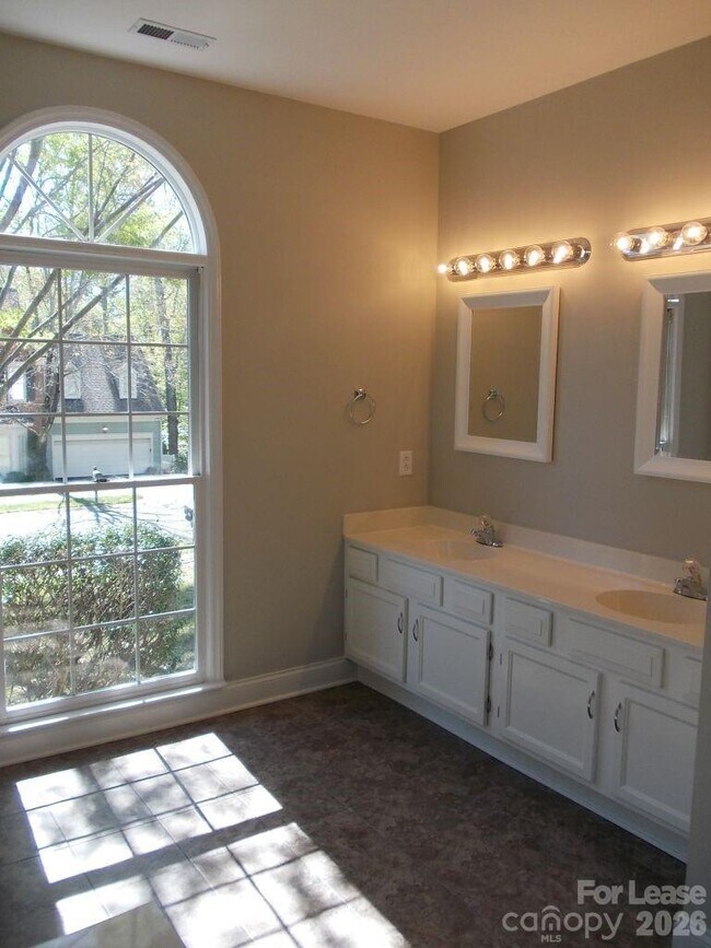 Building Photo - 6223 Hickory Cove Ln