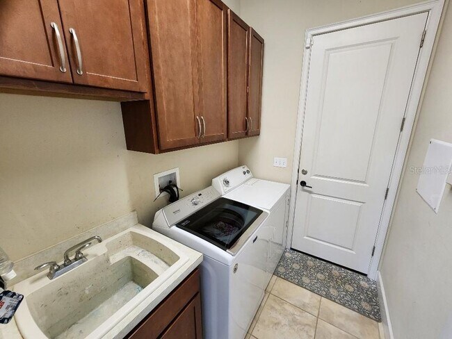 Building Photo - Beautiful Port Orange 4 Bedroom 2 Bathroom Pool Home