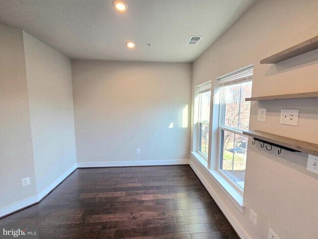 Building Photo - 820 Fern Pl NW