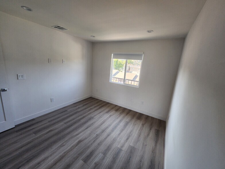 Building Photo - 10146 Fernglen Ave
