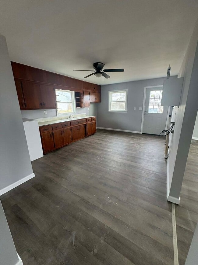 Building Photo - Modern Updates, Classic Comfort!