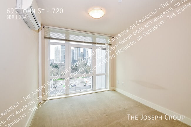 Building Photo - 699 John St