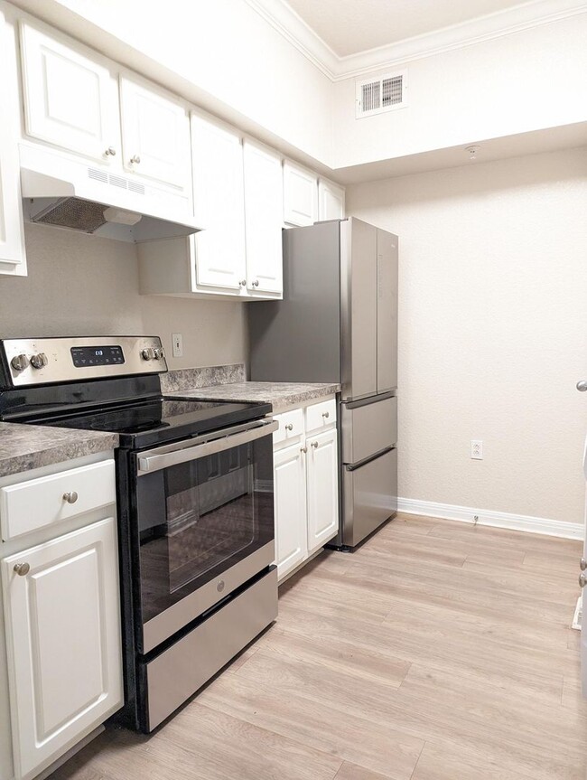 Building Photo - Conveniently located, Updated 2x2 corner b...