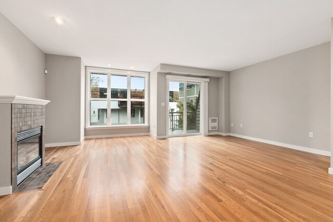 Building Photo - Immaculate Urban Townhome in Famed Alaska ...