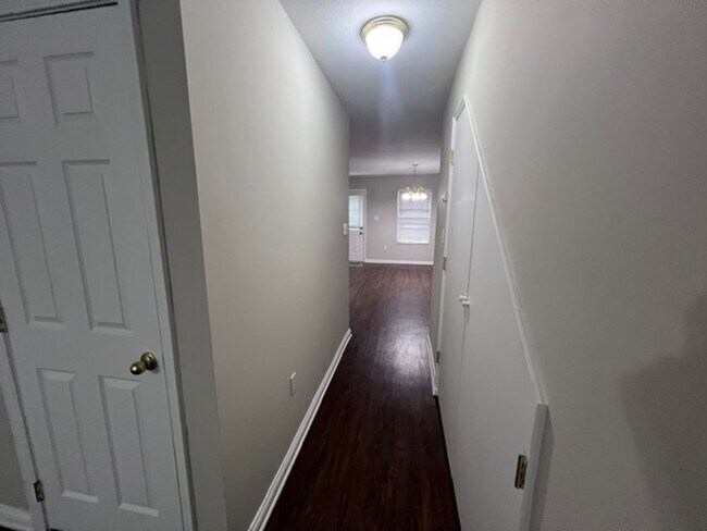 Building Photo - Oak Ridge 37830 - 2 bedroom, 2 bath townho...