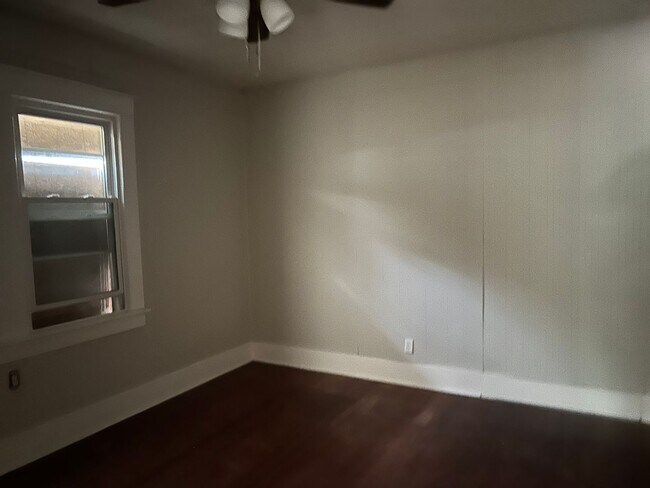 Building Photo - 4 BR 2 bath