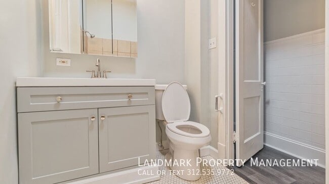 Building Photo - 2132 W Haddon-Unit 2