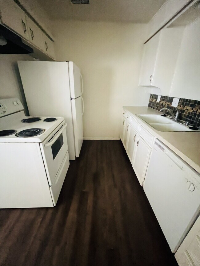 Building Photo - 2 Bedroom Duplex