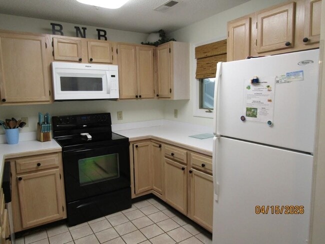 Building Photo - 1221 Lake Dr