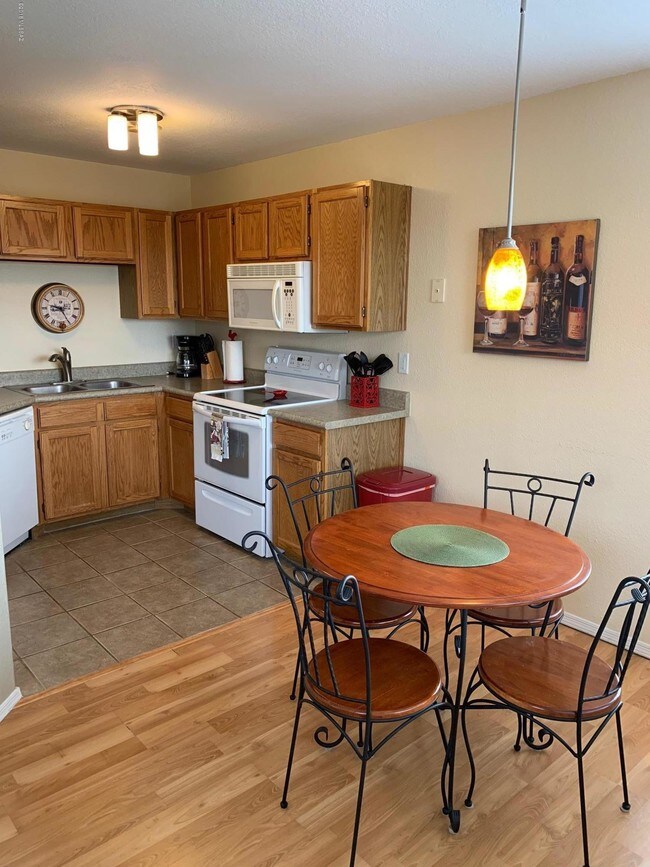 Building Photo - 6655 N Canyon Crest Dr
