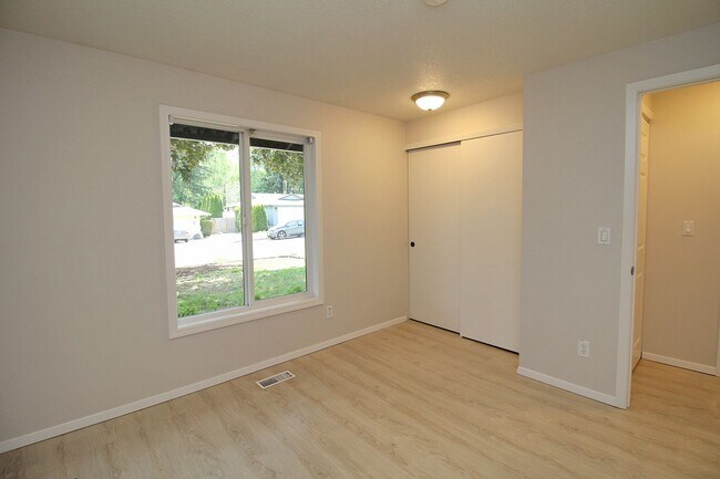 Building Photo - Freshly Remodeled Sprawling 3 Bed, 2 Bath ...