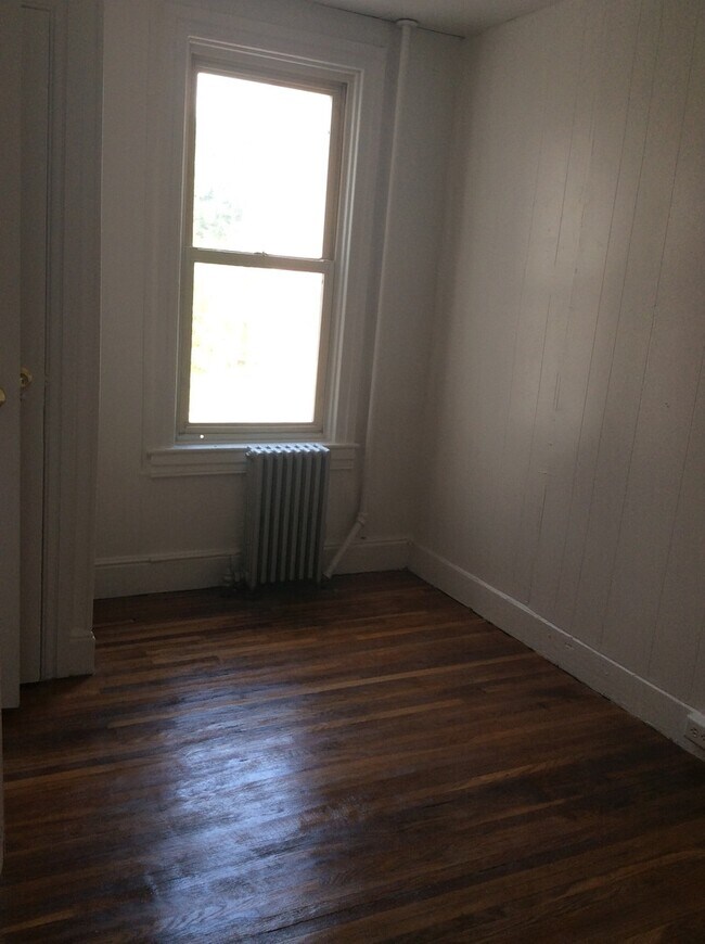 Building Photo - 3 Bedroom 1 Bath 2nd/3rd Floor Apartment-York City SD