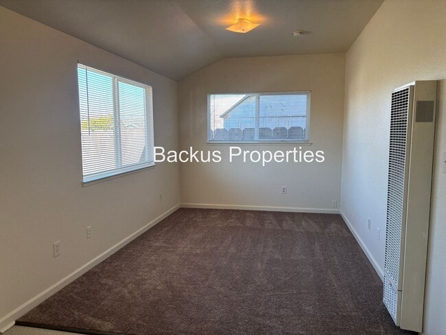 Building Photo - 325 Kings St