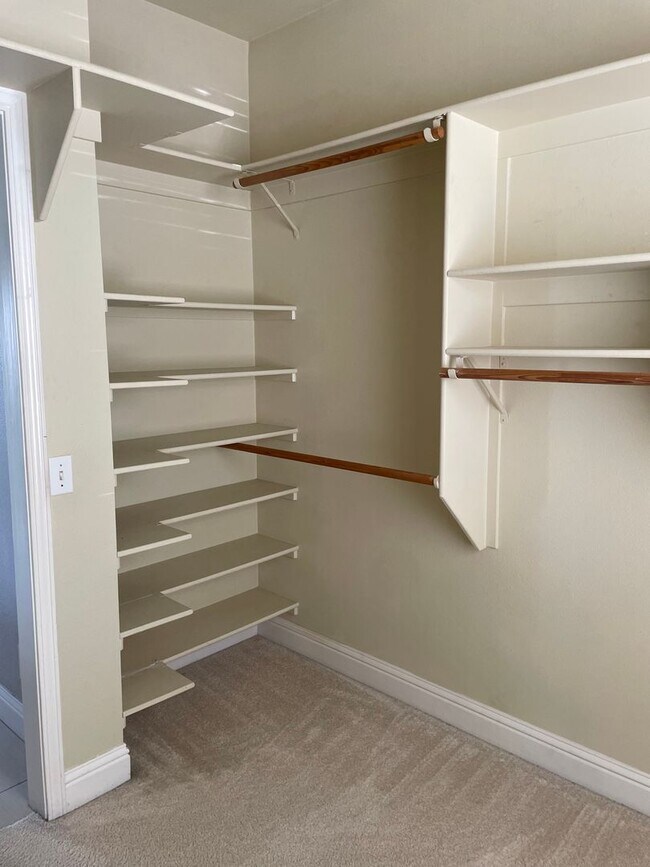 Building Photo - Luxury Living in The Knolls