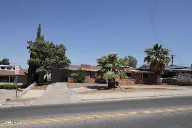 Building Photo - 317 Thunderbird Dr