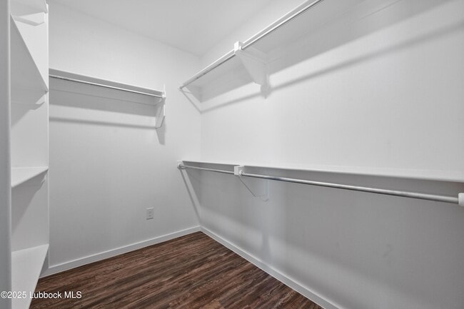 Building Photo - 2031 Kenwood Ave