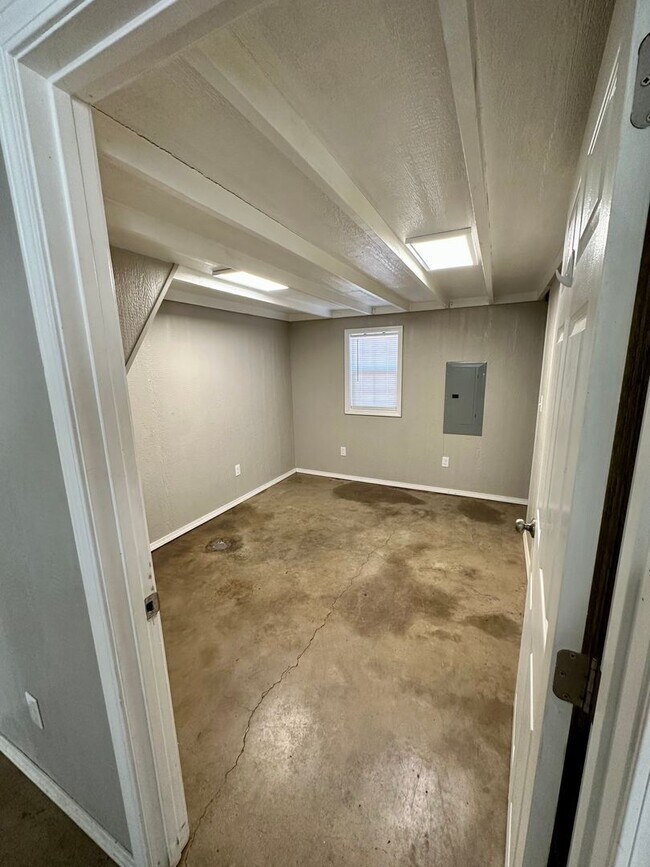 Building Photo - Shop house