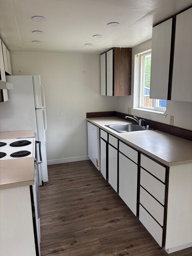 Building Photo - Beautiful ground floor unit in Lynnwood 4-plex