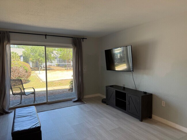 Building Photo - Spacious Furnished 3bd/3ba in Windsor Park! Close to Campus, Surrounded by Nature!
