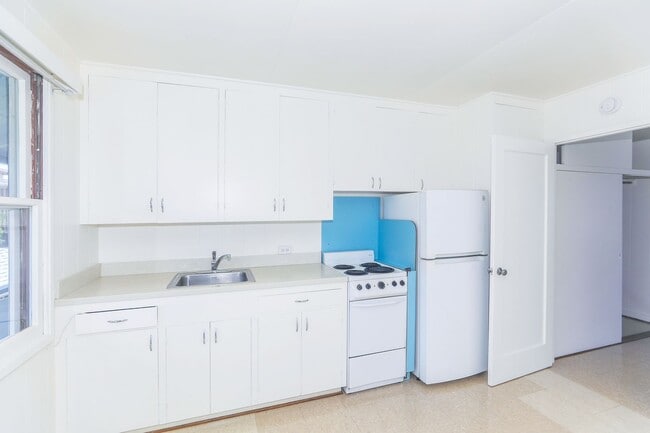 Building Photo - Waiola - upstairs 1 bedroom with 1 parking