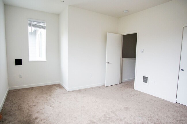 Building Photo - Rare 3 Bed, 2 Bath Townhouse Ready Late Se...