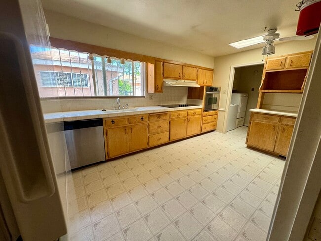Building Photo - Well-maintained Northeast Gem!