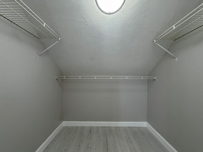 Building Photo - MODERN! Walk to FSU 2/2 w/ Marble Counters, Stainless Steel Appliances, & Privacy Fenced Yard! Av...