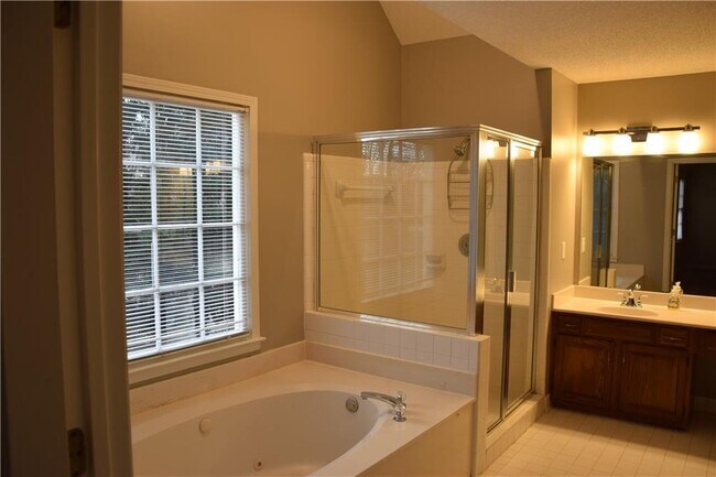 Building Photo - 490 Sherman Oaks Way