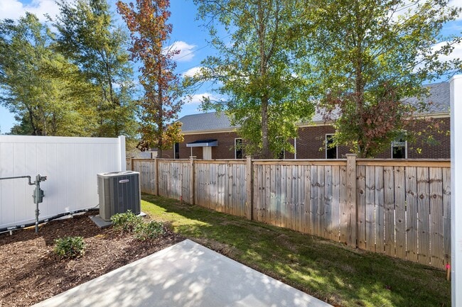 Building Photo - 130 Paramount Dr