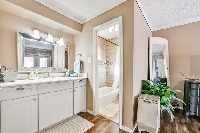 Building Photo - 3007 Chester Dr