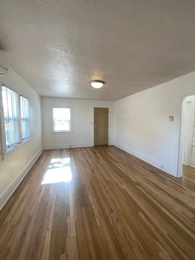Building Photo - 407 Harvard Dr SE