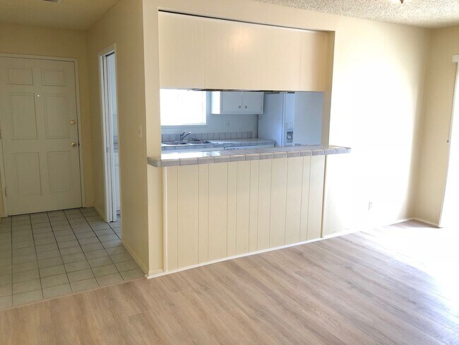 Building Photo - 947-949 Sand Ct