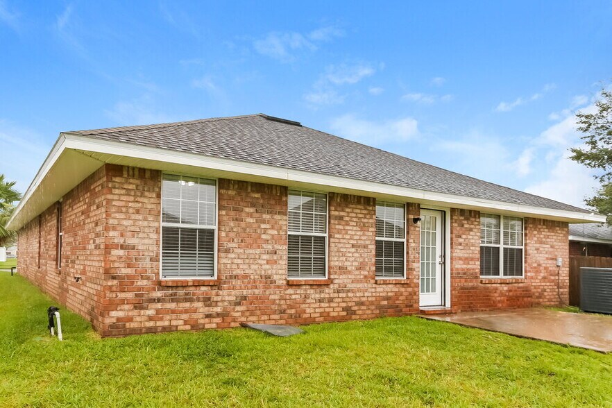 Building Photo - 7524 Westland Oaks Dr