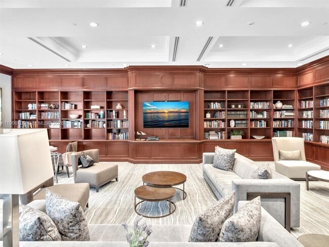 Building Photo - 2000 Island Blvd