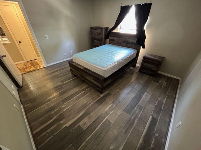 Building Photo - INTRODUCING A COZY AND CONVENIENT 1 BEDROO...