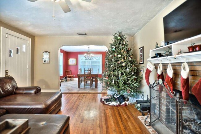 Building Photo - 4/3 House off of Bellevue! Available August 2026!