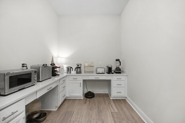 Building Photo - 5718 Oak Hvn Ln