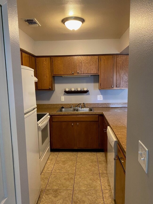 Building Photo - 2/2.5 WINTER SPRINGS