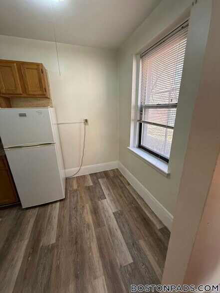 Building Photo - 349 Pleasant St