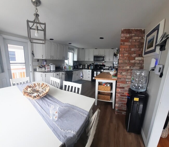 Building Photo - 24 Pine Point Rd