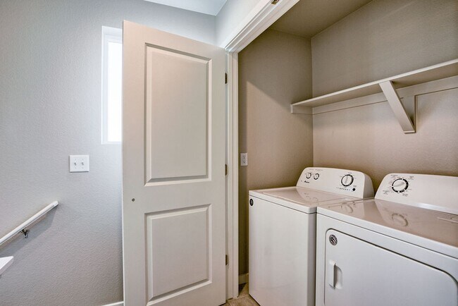 Building Photo - Beautiful 3 Bedroom Townhome in Mosaic