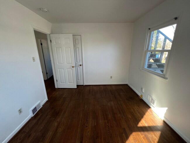 Building Photo - 1705 Carolyn Dr