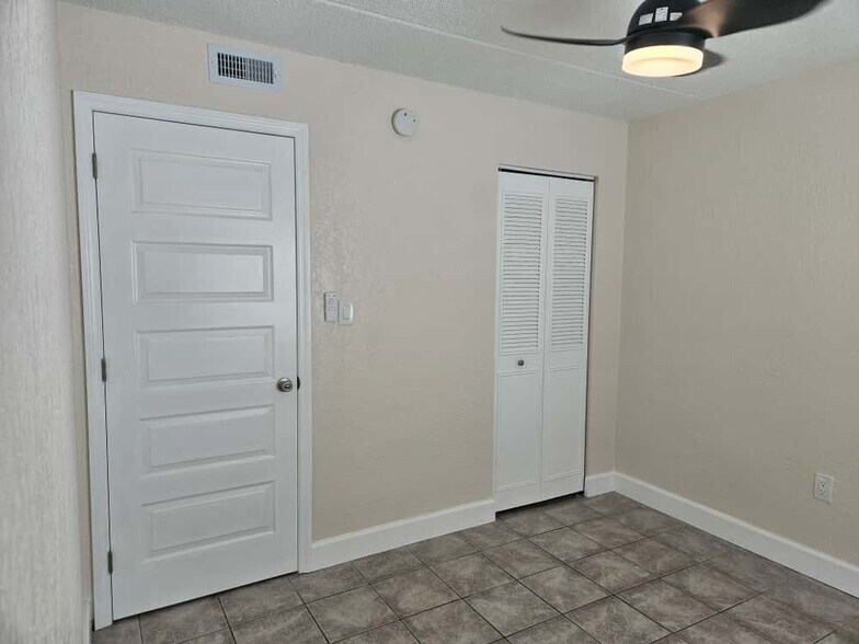 Building Photo - 4414 N Clark Ave