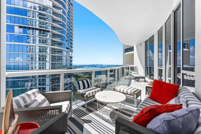 Building Photo - 15811 Collins Ave