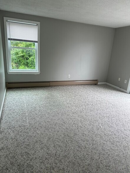 Building Photo - 8 Cornerbrook Cir