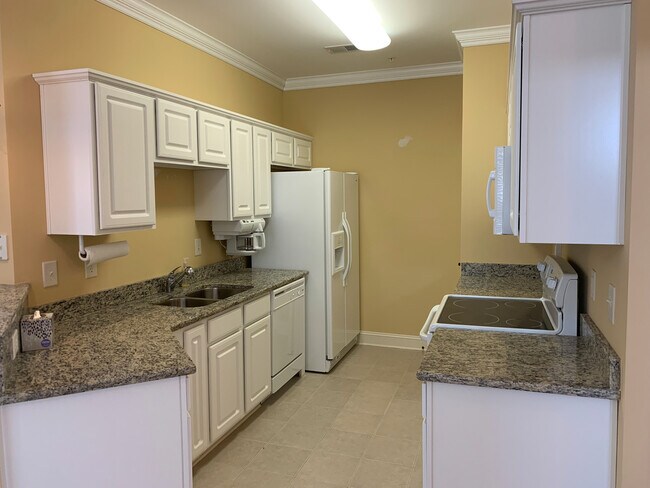 Building Photo - Spacious 3 Bedroom, 2 Bath Condo at The Vi...