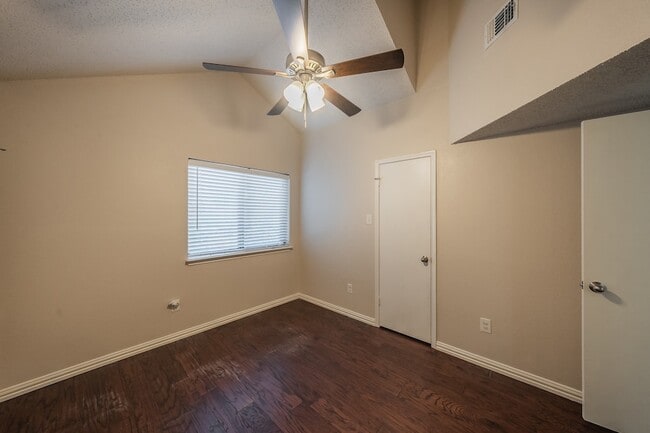 Building Photo - 6402 Valleybrooke Ct