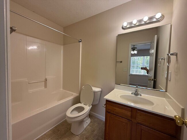 Building Photo - 2 bedroom, 2.5 Bath Townhouse