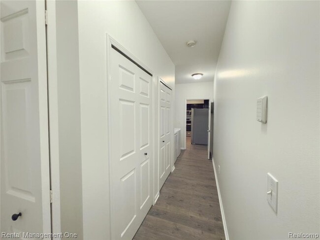 Building Photo - 5637 Twin Oaks Dr