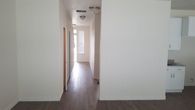 Building Photo - Spacious 3-Bedroom, 2.5-Bath Home in Cente...